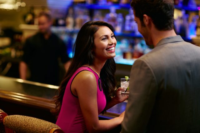 Couple dans un bar