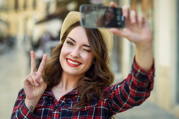 femme prenant un selfie
